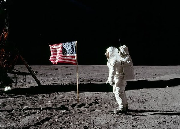 6. "С Земли на Луну прямым путём за 97 часов 20 минут" Жюля Верна