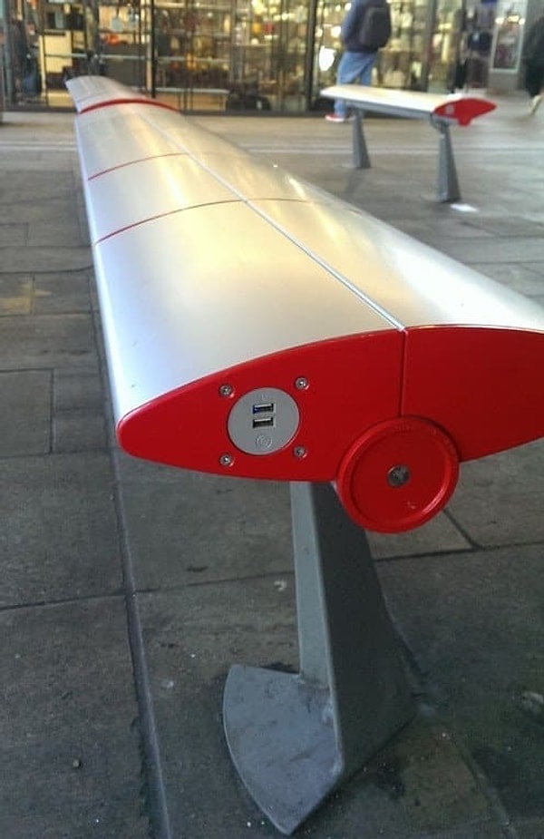 2. Скамейка со встроенным USB-портом предлагает вам подзарядиться в ожидании своего поезда.