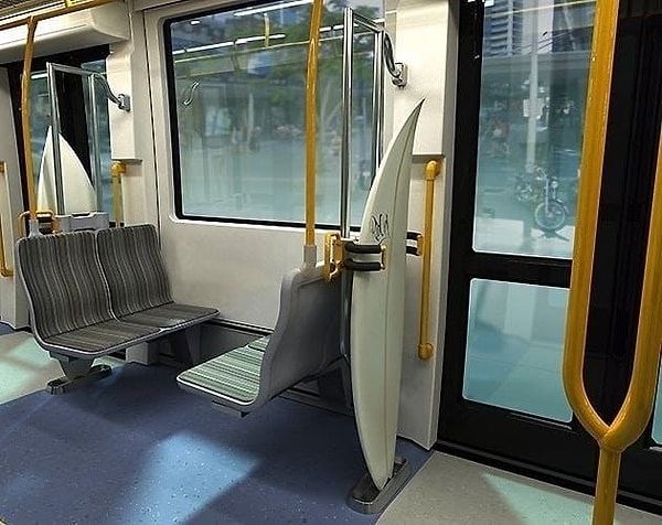 5. Трамвай в Австралии, пропагандирующий национальный вид спорта - серфинг! И туристам интересно пофотографироваться.