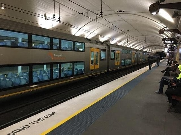 6. А этот австралийский двухэтажный поезд продолжает традиции красных даблдекеров в Англии.