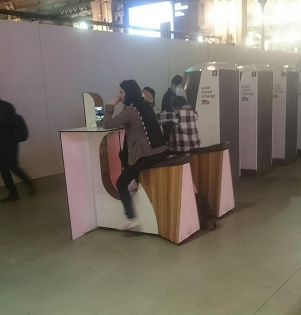 12. "Тренажеры" на одной из железнодорожных станций в Париже приглашают вас зарядить смартфон, крутя педали, и заодно отработать тот утренний круассан с капучино!