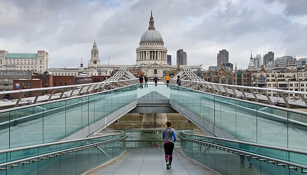 3. Где можно прогуляться по такому современному мосту?