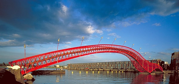 5. Какую столицу украшает этот оригинальный мост?