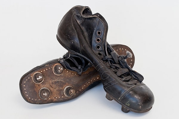 6. Бутсы Бориса Чучелова, сделанные мастером Александром Мокшановым.