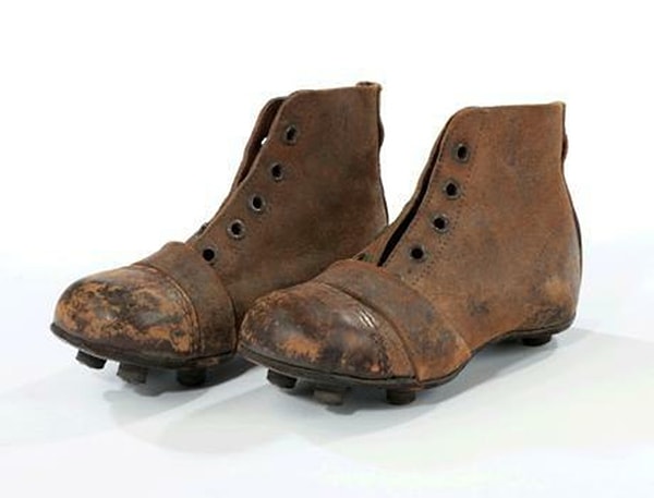 4. Но в начале 1800 годов Ассоциация Футбола запретила такую обувь, во избежание нанесения травм футболистам.