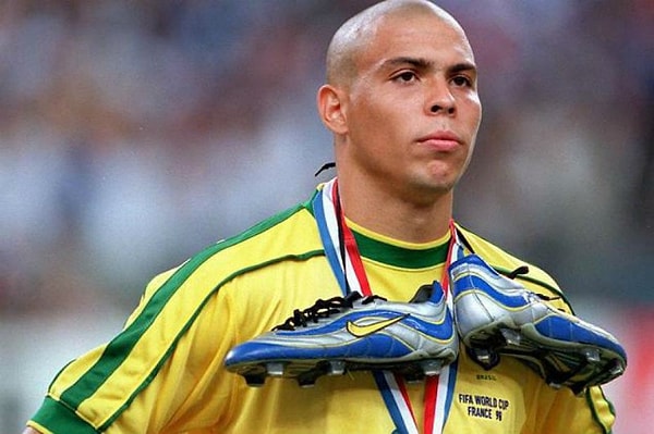11. Роналдо на чемпионате мира в 1998 году в бутсах Nike.