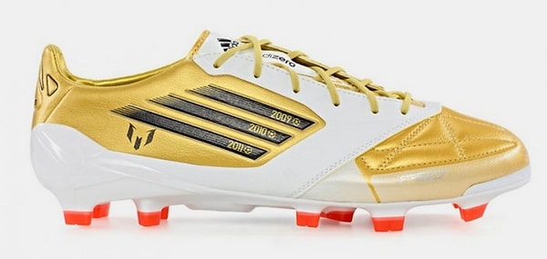 16. Важно понимать, что в современном футболе бутсы перестали быть банальной необходимостью спортсменов.