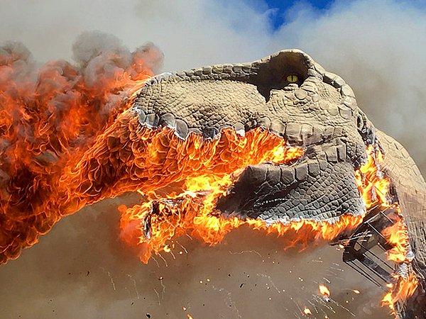 1. Dinozor müzesinde yanan bir tiranozor