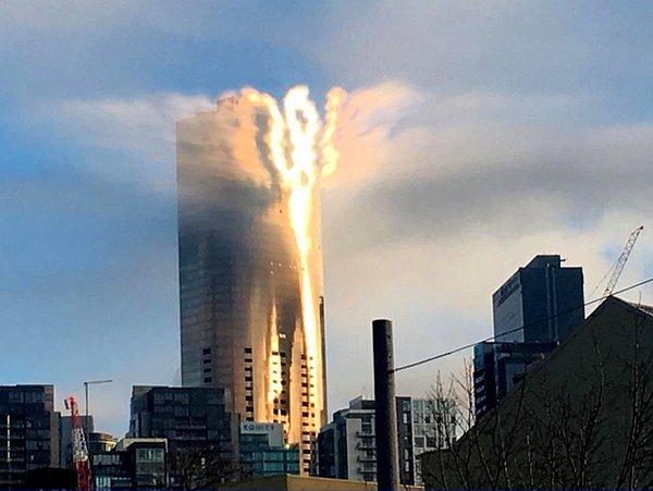 3. Melbourne, Avustralya'da bir binanın güneş yansıması