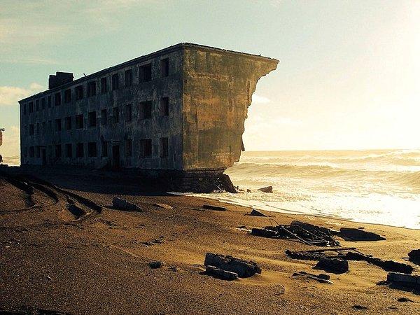7. Rusya'da eski bir balıkçı kasabasında denizin kenarında duran terk edilmiş bina