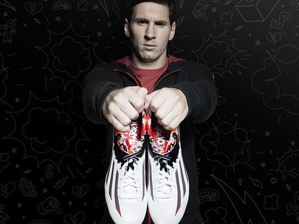 18. Лионель Месси рекламирует  Adidas Messi Pibe De Barr10 FG.