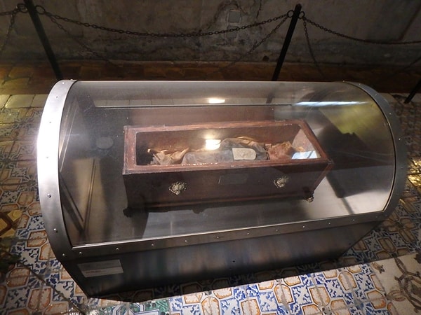 С тех пор прошло почти 100 лет, и благодаря мастеру, тело Розалии и даже ее внутренние органы, очень хорошо сохранились.