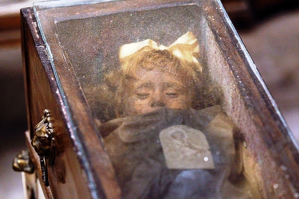 Но уникальность ее заключается в другом! Многие люди считают, что Розалия все еще может открывать глаза в течение дня.