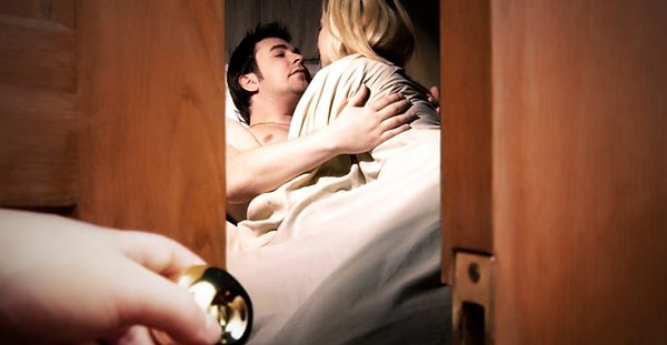 1. О нет! Вы поймали девушку своего лучшего друга на измене! Расскажите ему об этом?