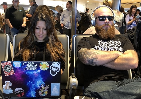 2. Когда ты и стикер на ноутбуке - одно лицо