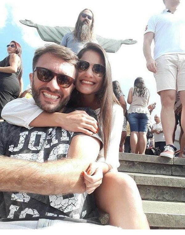 9. Так сразу и не поймешь, что парень сзади - всего лишь турист :)