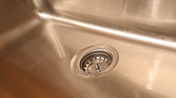 9. Mutfak evyesinin yanında büyükçe bir kap bulundurun. Sıcak su için beklerken akan suyu bu kaba doldurarak boşa su akıtmamış olursunuz.