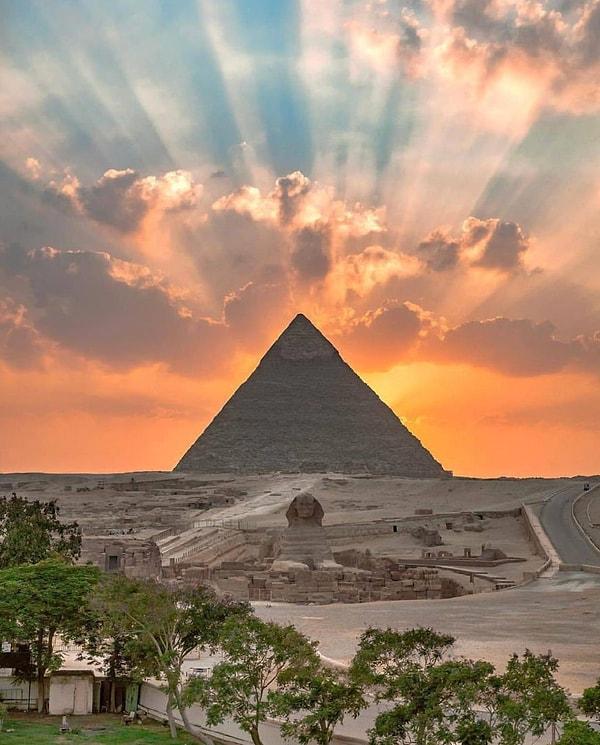 16. Gün batarken ardından tepelerin, Giza Piramidi alır aklını bu zihinlerin!