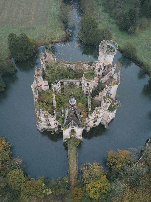 18. Fransa'da terk edilmiş bir kale, kaç yıldır böyle acaba?