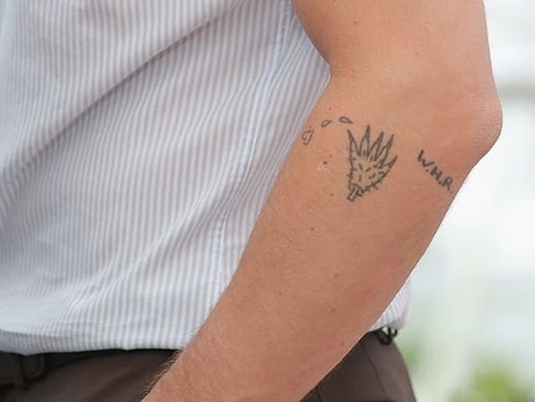 2. У какой знаменитости может быть такая татуировка?