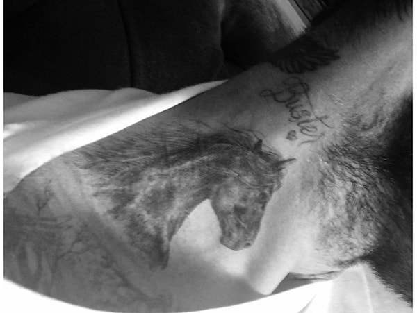 3. У какой знаменитости может быть такая татуировка?