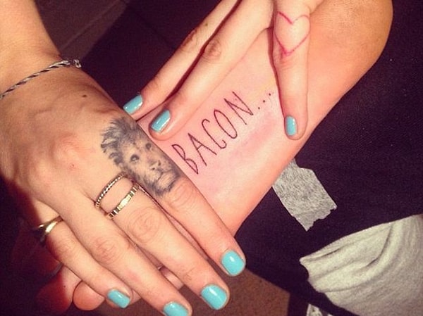 4. У какой знаменитости может быть такая татуировка?