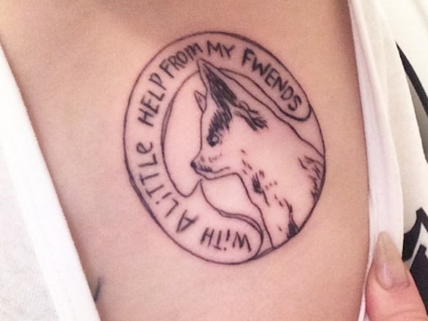 7. У какой знаменитости может быть такая татуировка?