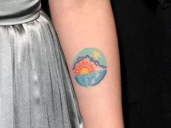 10. У какой знаменитости может быть такая татуировка?