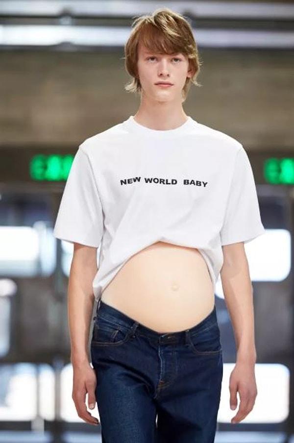Defilede modellerin giydiği üstünde "yeni dünya bebeği" yazan tişörtler de bunu vurguluyordu.