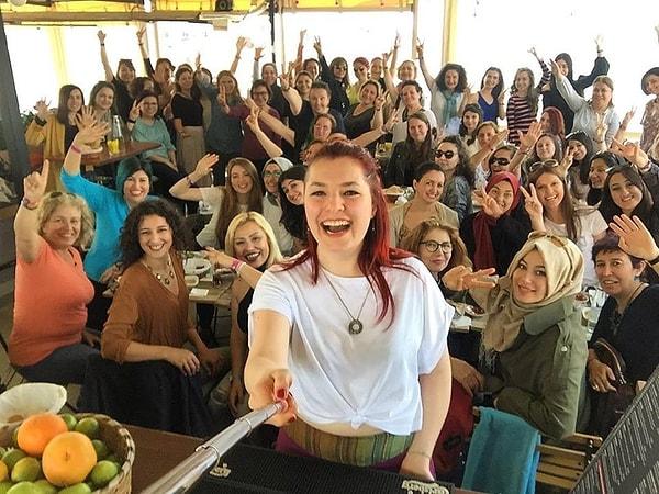 Hal böyle olunca 2015 yılında yani 1 sene sonra Cemre İstanbul'da bir buluşma düzenliyor ve bu etkinliğe 60'ın üzerinde kadın katılıyor. Burada gezmeye gönül vermiş birbirini tanımayan birçok kadın tanışıyor ve bizim böyle bir birliğe ihtiyacımız var fikri ortaya çıkıyor.