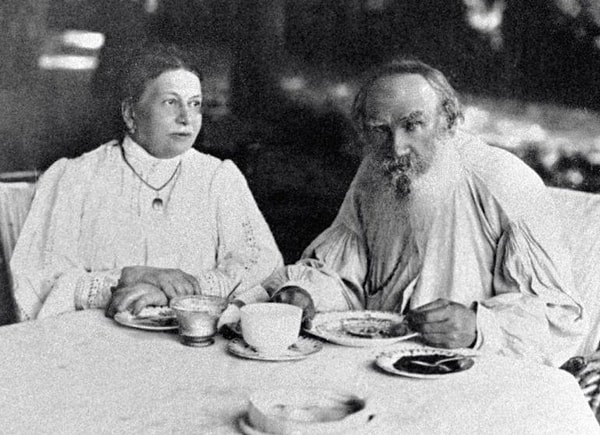 2. Лев Толстой, один из величайших русских классиков, говорил об исключительной важности этого напитка для своей творческой деятельности.