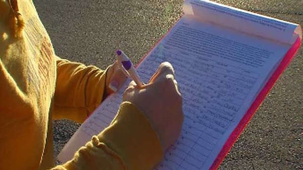 Bir gün bir üniversite kampüsünde bu maddenin zararlı olduğuna ve kullanımının yasaklanması gerektiğine dair afişler asılır.