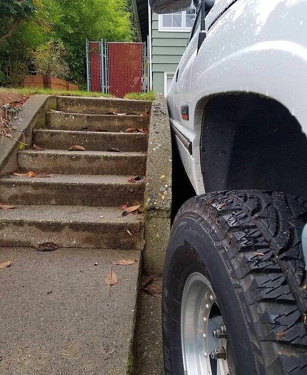 13. "Komşum her gün kamyonetini garaja sıfır park ediyor."