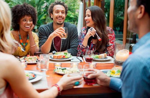 2. Вы в компании друзей понравившегося вам мужчины. Если он рассматривает вас всерьез, то он представит вас...