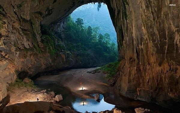 1. Dünyanın en büyük mağarası o kadar büyük ki, kendine ait bir iklimi ve bitki örtüsü var.