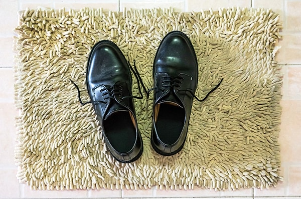 4. Не снимать обувь, входя в дом