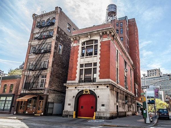 5. Охотники за привидениями из одноименного фильма местом дислокации выбрали настоящую пожарную станцию. В каком городе она находится?