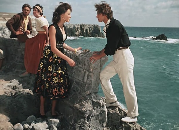 10. И последний вопрос: где снимали "Человека-амфибию"?