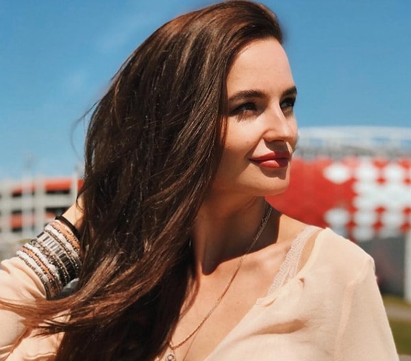 2. А как вам эта девушка?