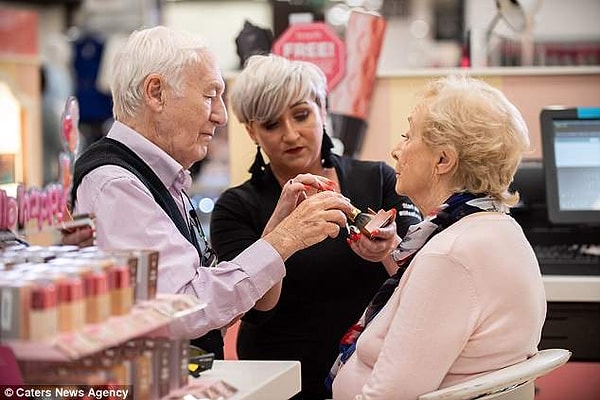 2. Паре помогает визажист Рози О’Дрискол.