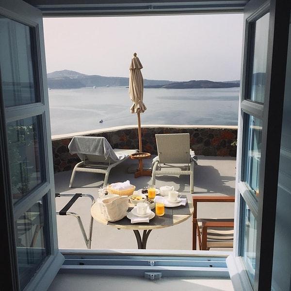 28. Santorini'ye hoş geldiniz! Kahvaltınız ve mükemmel manzaranız hazır.