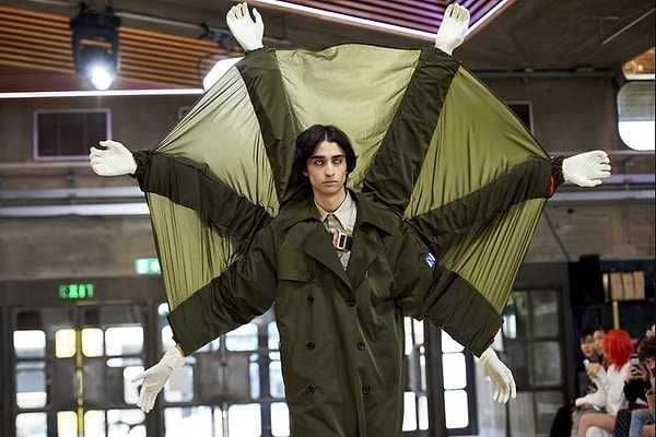 Самыми непонятными были варианты, предложенные китайским дизайнером Ксандером Чжоу.