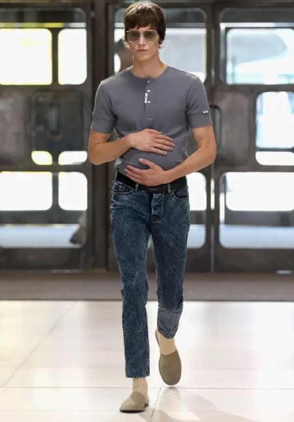 По словам дизайнера, этот показ символизирует недалекое будущее, когда и мужчины тоже смогут вынашивать детей.