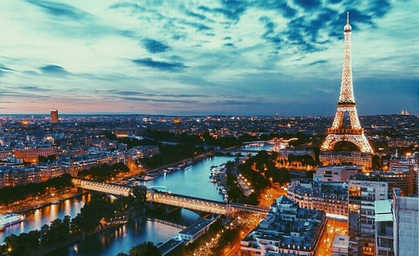 8. Сколько потребуется времени, чтобы добраться от Парижа до Москвы на самолете без пересадок?