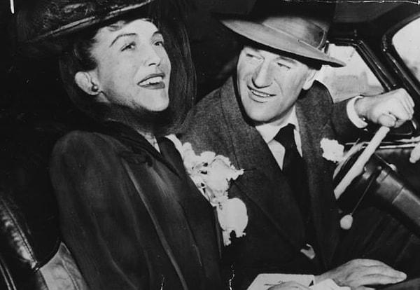 5. John Wayne ve Esperanza Baur, 1945