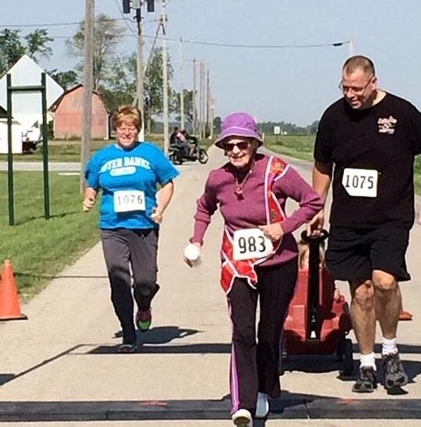 6. "90 yaşındaki büyük annem ilk 5 kilometrelik maratonunu koştu. Yürümedi... KOŞTU!"