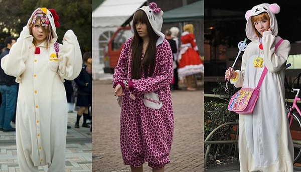 2. В то время как эти комбинезоны, называемые «Кигуруми», на западе используются как пижамы, в Японии их переводят в уличную моду.