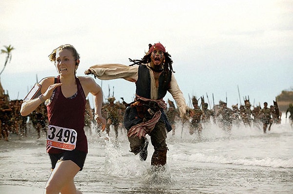 3. Справедливо будет сказать, что эта идея - наложить фото бегущей девушки на культовые сцены из фильмов - изначально принадлежала самой Стефани.