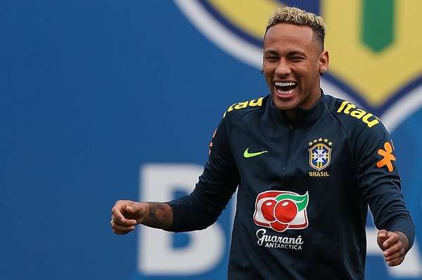 11. Цвета какого клуба защищает бразилец Неймар, известный своей любовью к необычным прическам?