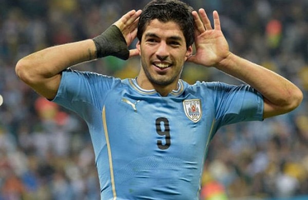 12. В каком клубе играет нападающий сборной Уругвая Луис Суарес?